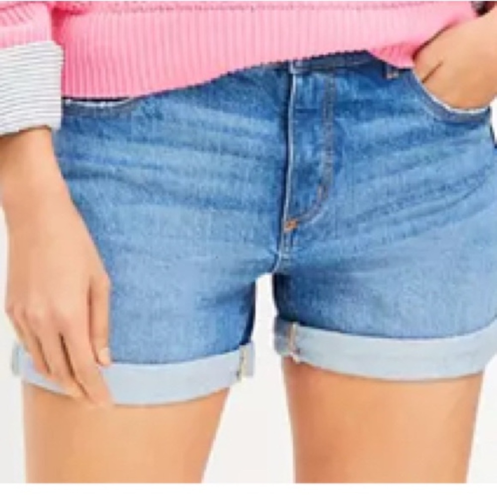 Loft Denim Shorts
Size 6
5” inseam unrolled
Like New!